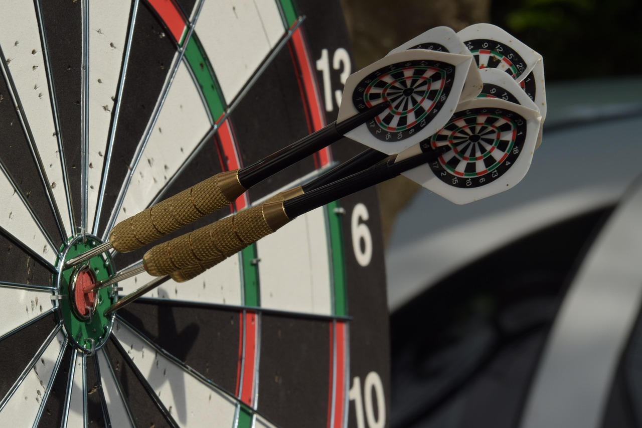 https://pixabay.com/photos/dartboard-darts-game-target-aim-6686987/