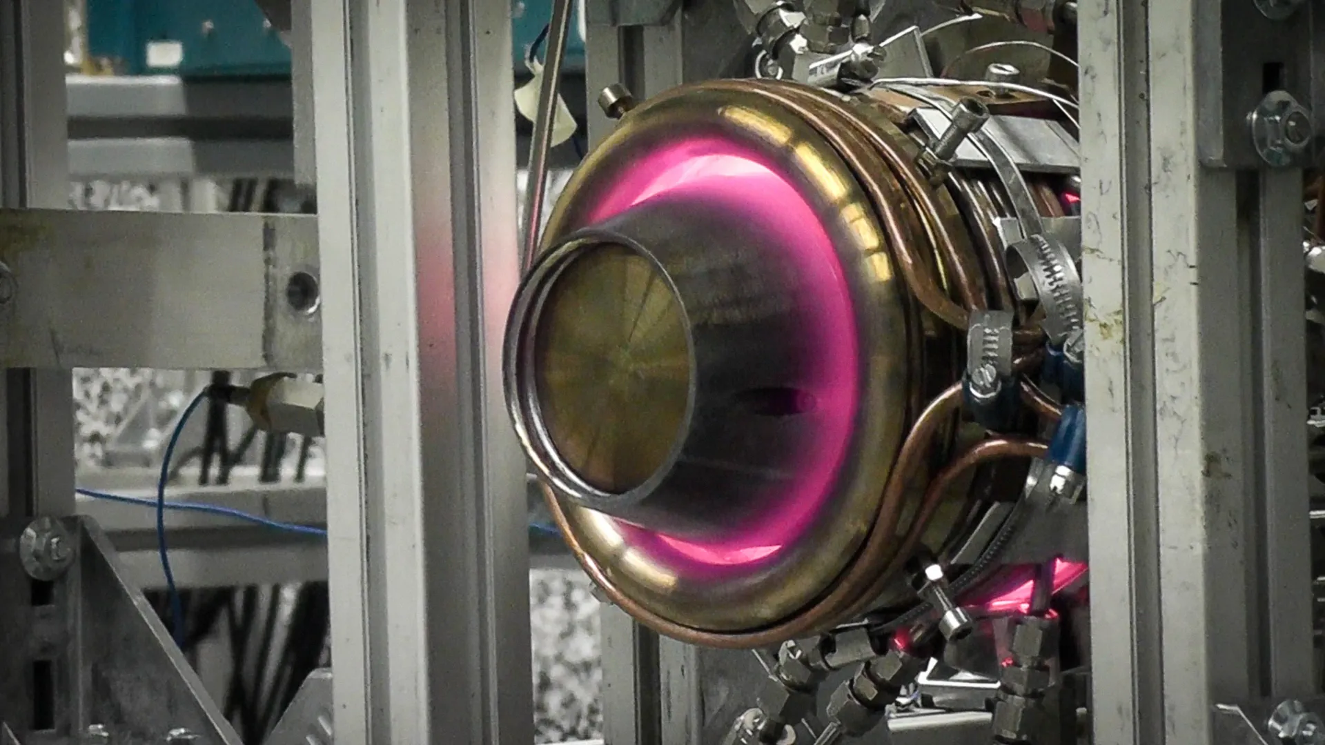 The compressorless gas turbine developed by the KIT team burns for almost one minute longer than NASA’s. (Photos: Joachim Grune, KIT)